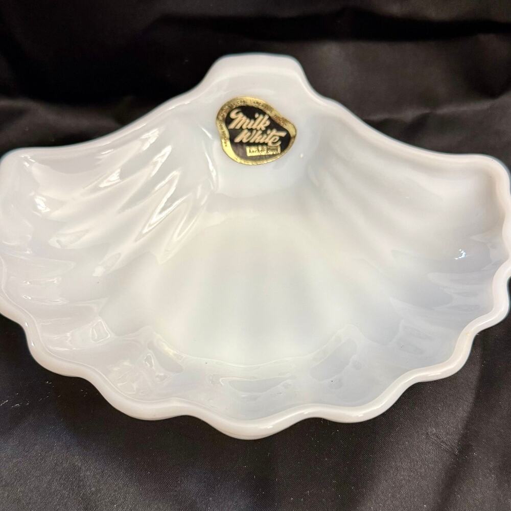 Vintage Anchor Hocking Milk Glass Clam Shell Dish ORIGINAL STICKER 7”